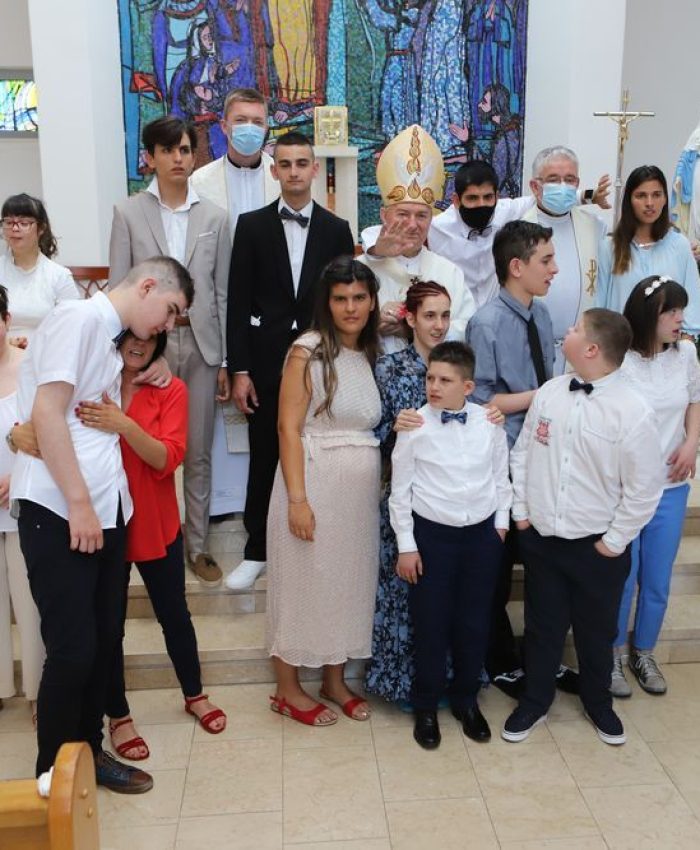 Nadbiskup Barišić podijelio sakramente euharistije i potvrde mladima s posebnim potrebama iz splitskog Centra „Juraj Bonači“