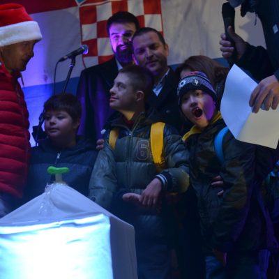 Učenici našeg Centra upalili lampice u Božićnom selu