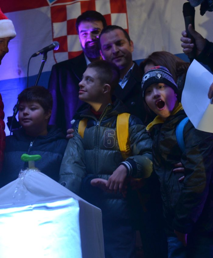 Učenici našeg Centra upalili lampice u Božićnom selu