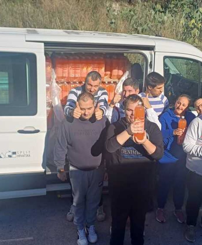 Zajedništvom do osmijeha: Donacija vitaminske vode za štićenike centara u Dalmaciji