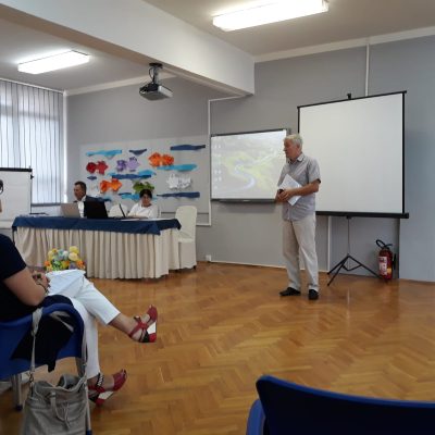 EDUKACIJA: „Primjena restriktivnih mjera i zaštita od ponižavajućeg postupanja prema korisnicima socijalnih usluga u djelatnosti socijalne skrbi“