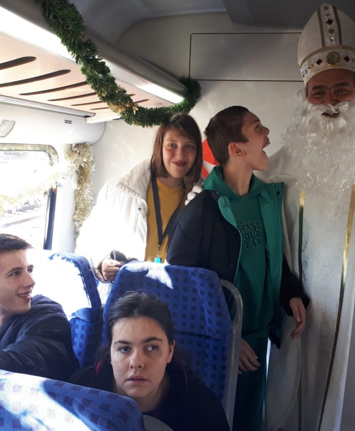 Sveti Nikola dočekao mališane u vlaku i razveselio ih slatkim poklonima