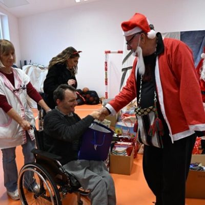 Udruga osoba s invaliditetom Sinj darivala je učenike i korisnike Podružnice Sinj povodom blagdana sv. Nikole