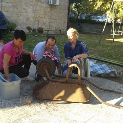 Udruga Sinjski ferali pomogli u uređenju dvorišta