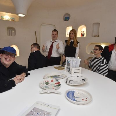 Split, 030325.
Otvorenje galerije Cava Alba (bijela spilja), prostor u kojem ce korisnici centra Juraj Bonaci izradjivati i prodavati suvenire.
Foto: Paun Paunovic / CROPIX